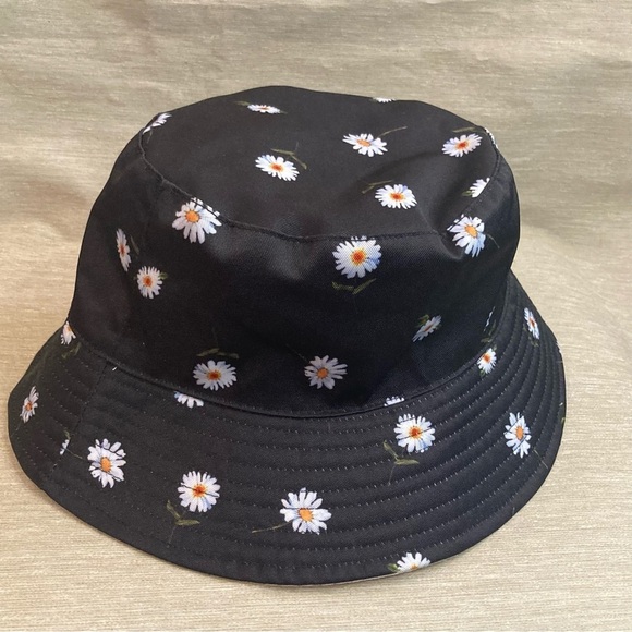 ALICE + OLIVIA Daisy Design Reversible Bucket Hat - Picture 9 of 9